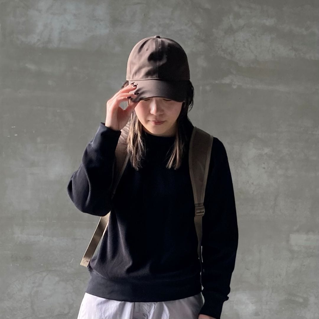 キャップを被った女性の画像