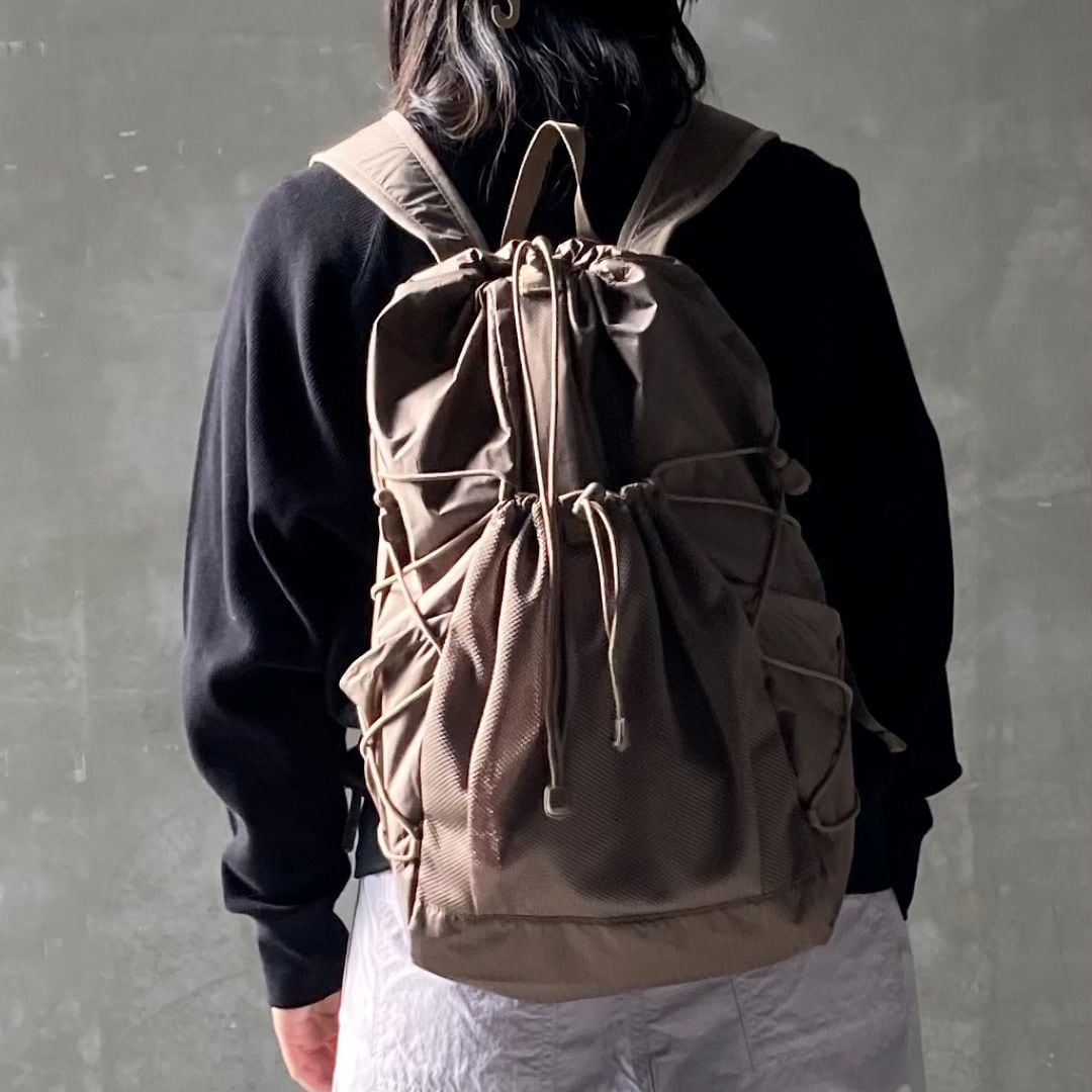 リュックサックを背負った女性の画像