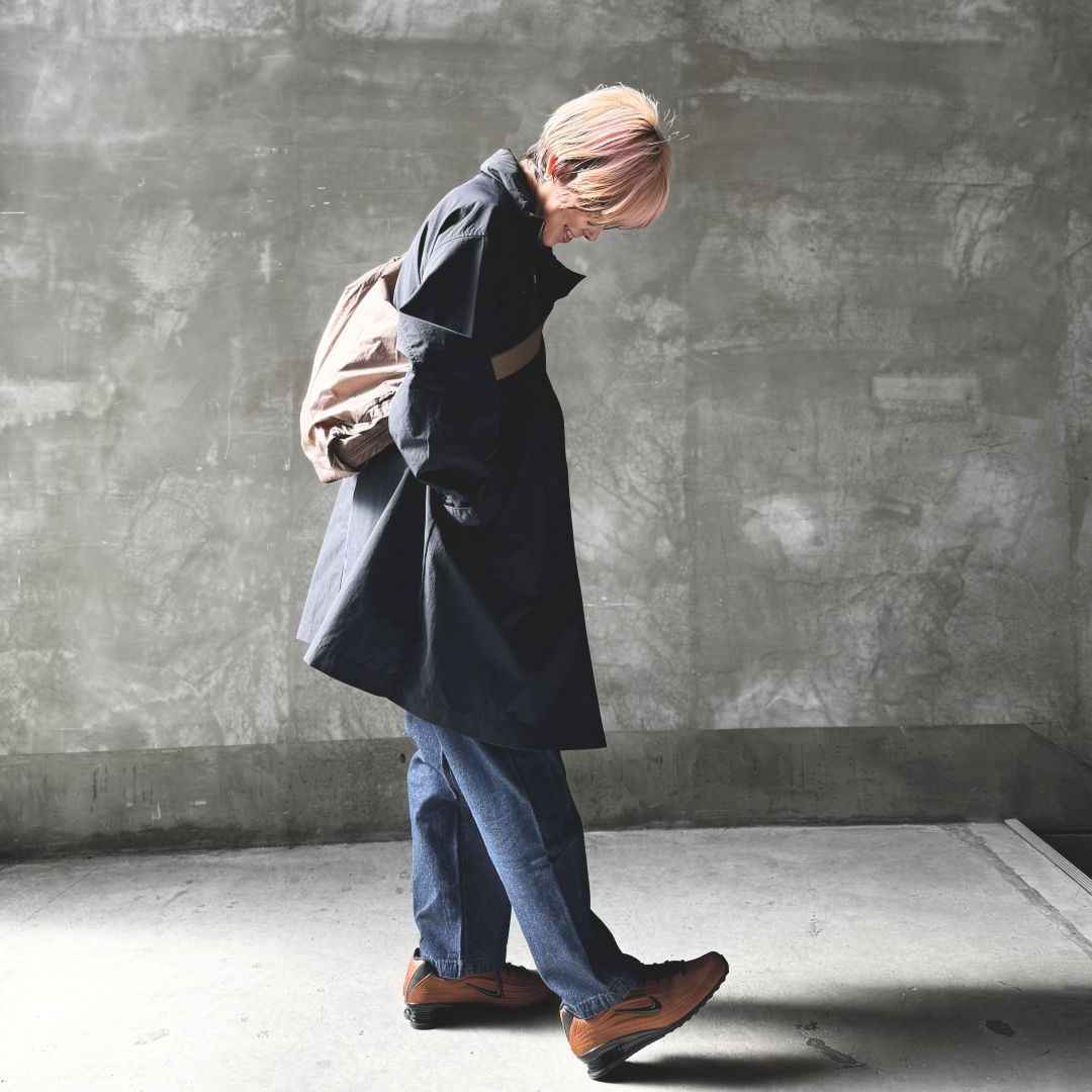 デニムパンツとボーダーカットソーを着た女性の画像