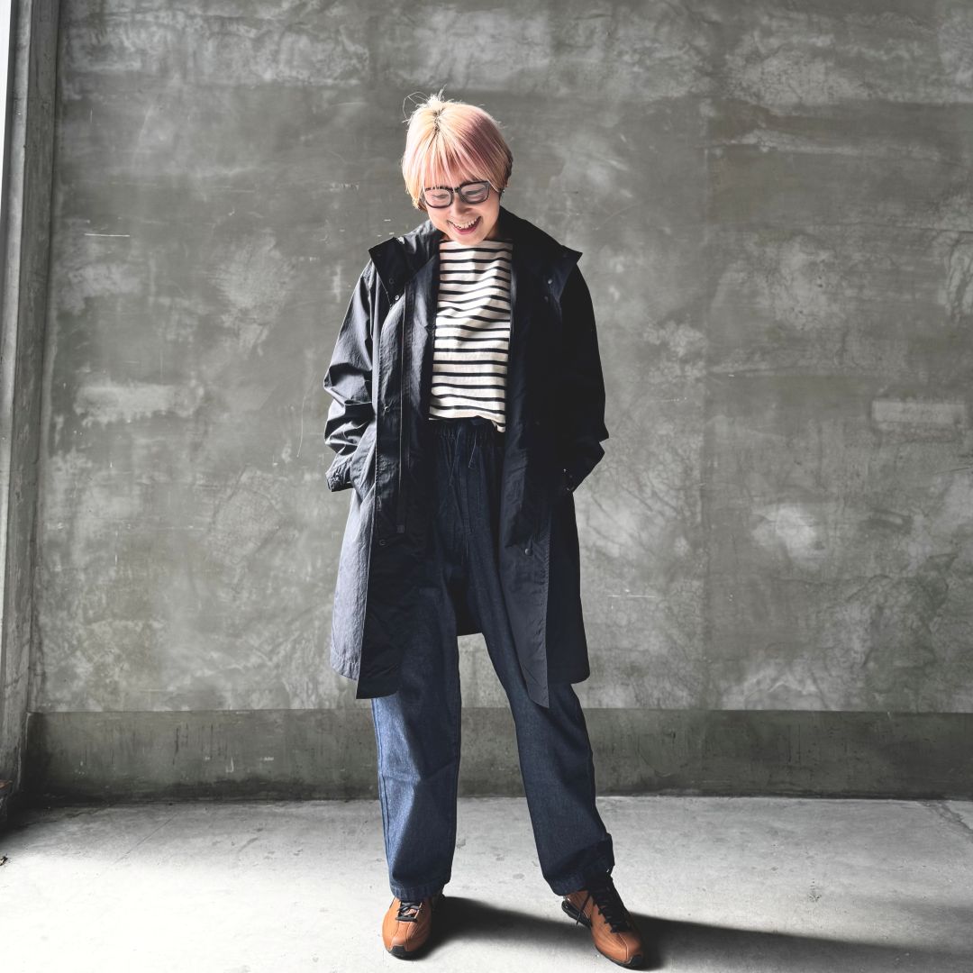 デニム身コートを羽織った女性の画像