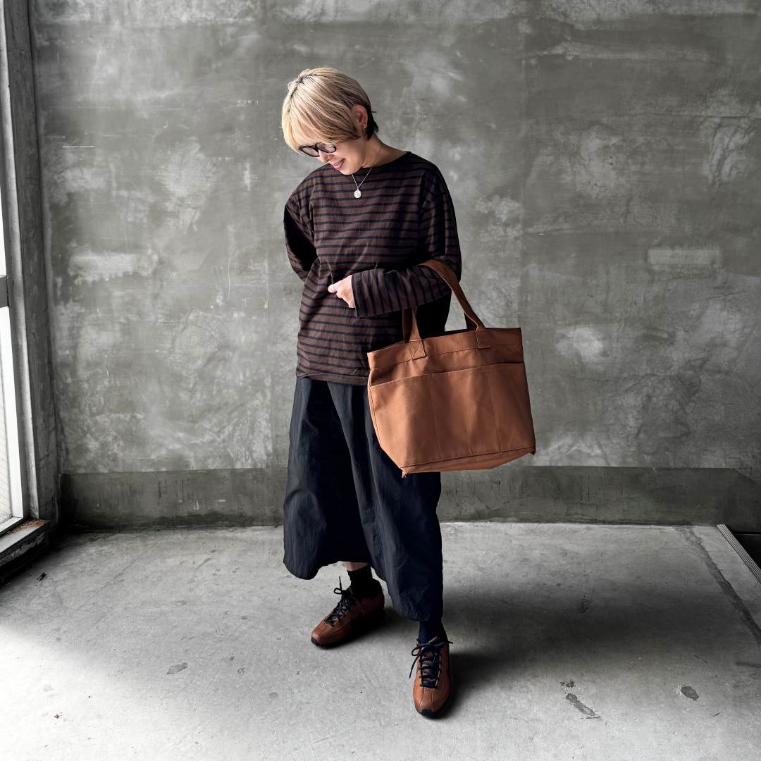 黒いスカートをはいた女性の画像