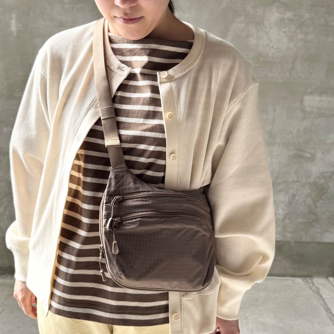 ブラウンのキャップを被った女性の上半身画像