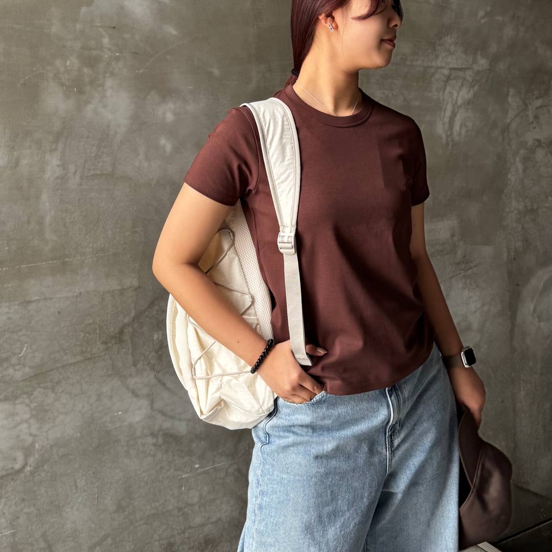 ブラウンのTシャツを着た女性のアップ画像