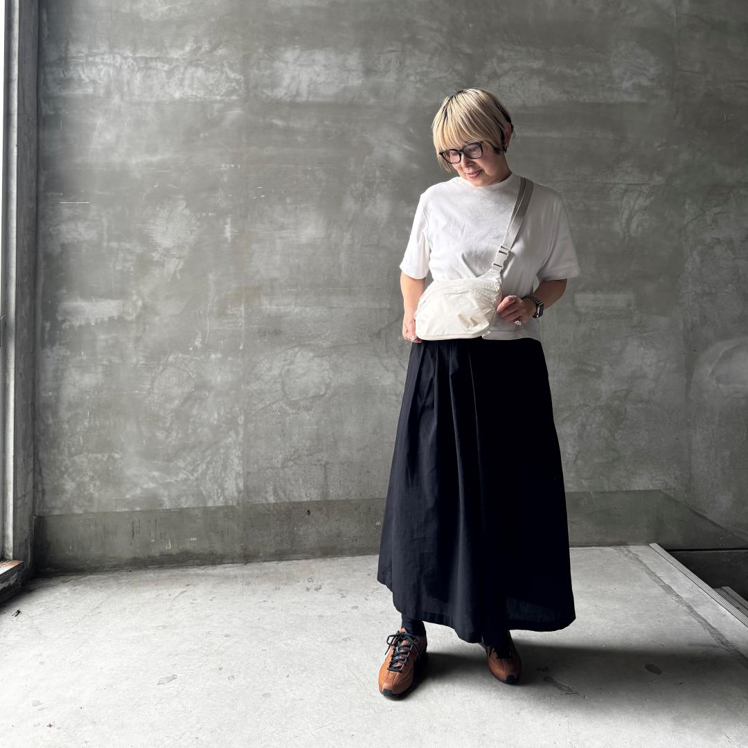 白いＴシャツを着た女性の画像