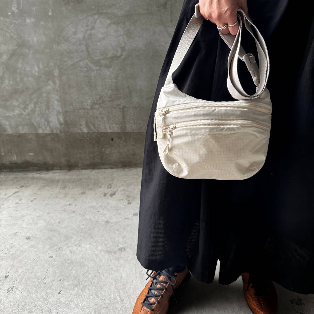 白いＴシャツを着た女性の画像