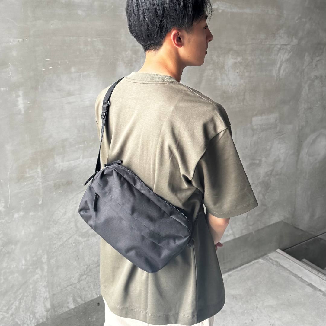 Tシャツを着た男性の画像