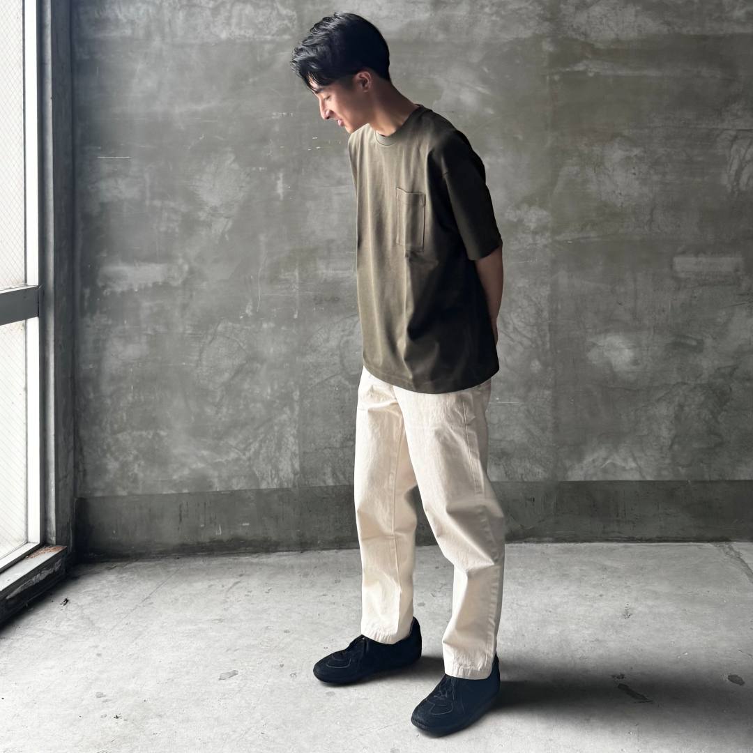 黒いショルダーバッグを持った男性の画像