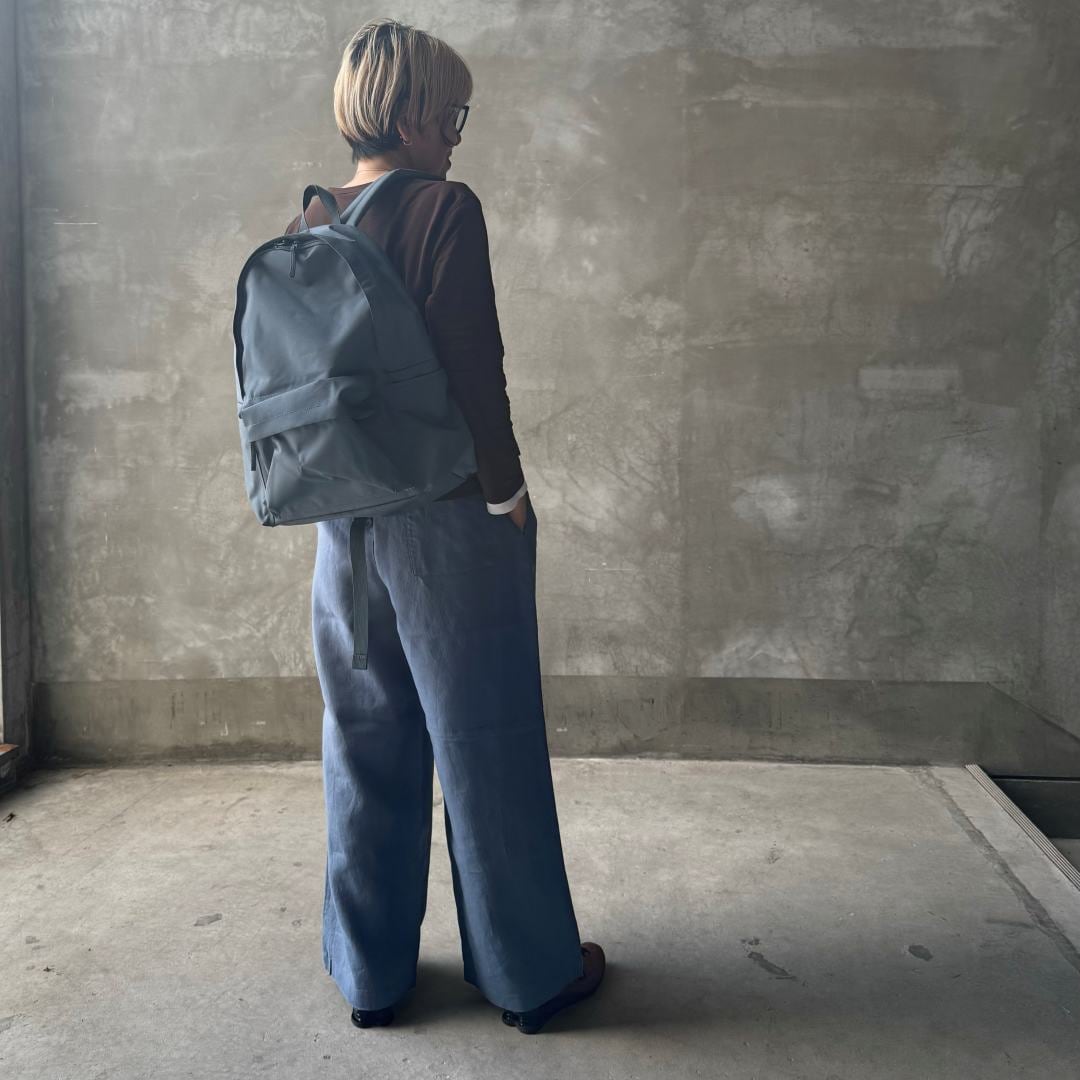 ブルーのパンツをはいた女性の画像