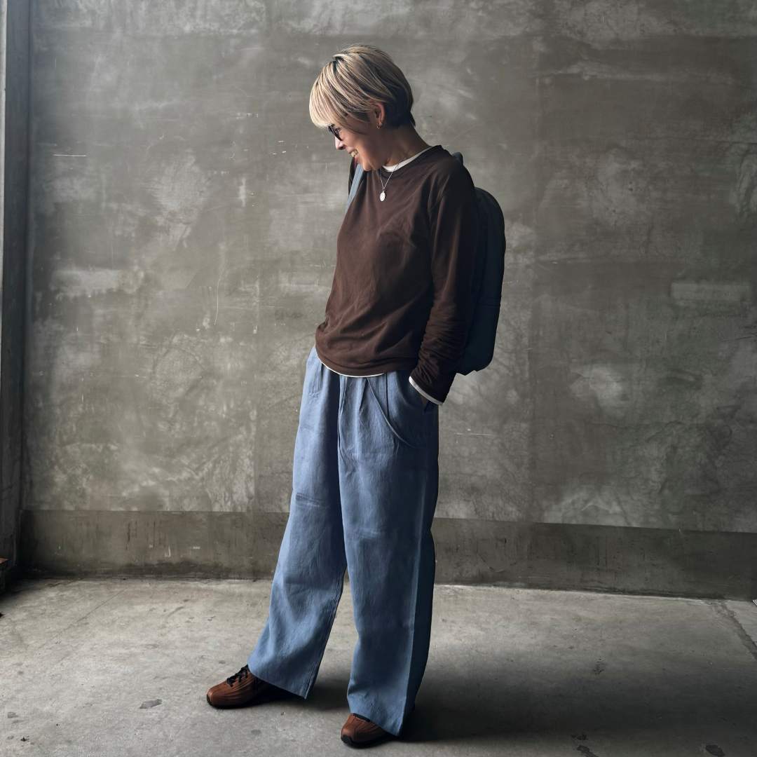 ブルーのパンツをはいた女性の画像