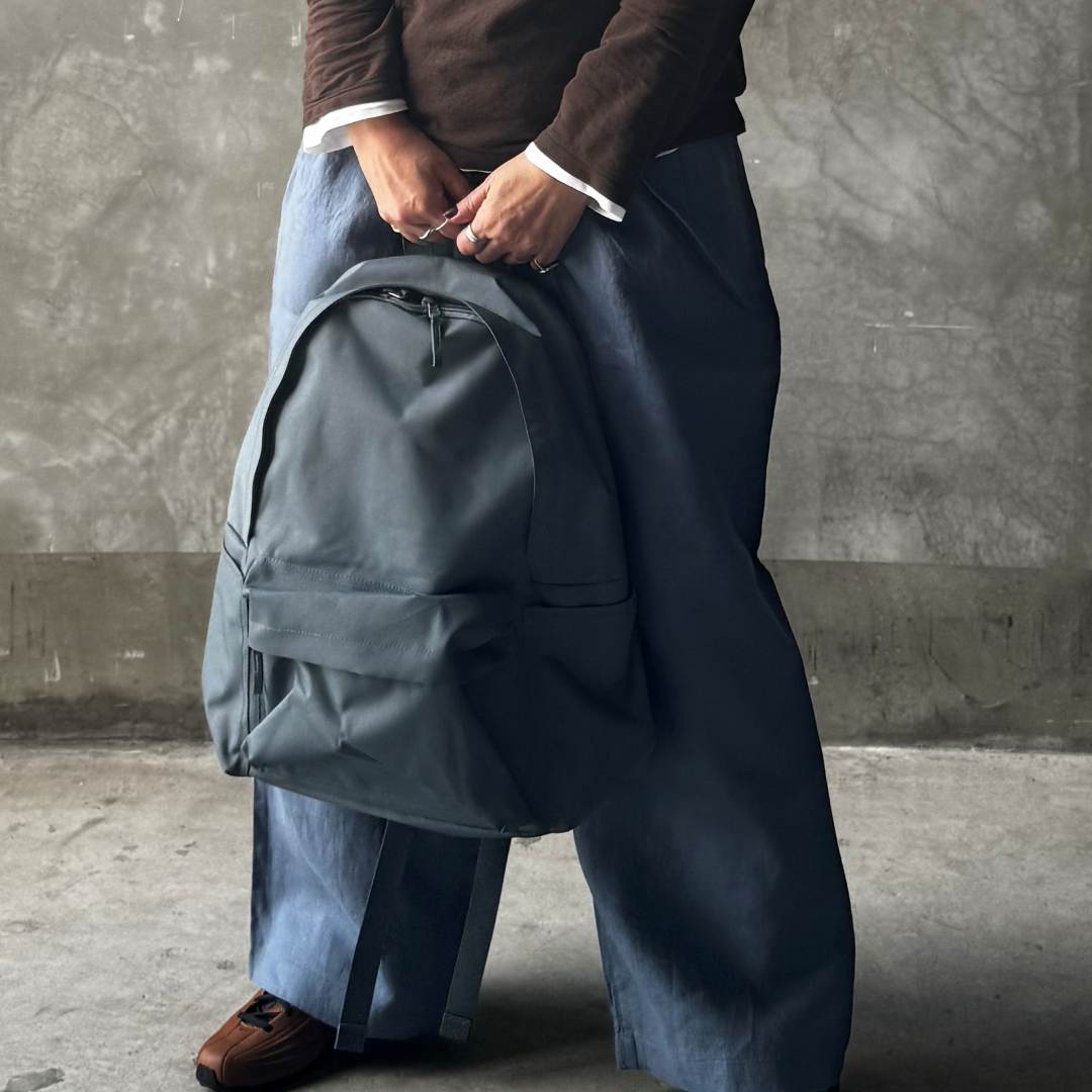 ブルーのパンツをはいた女性の画像