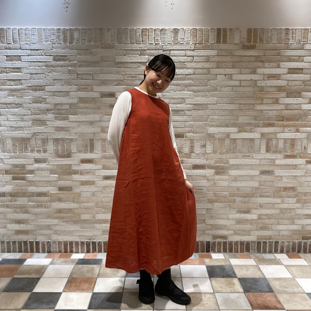 スリーブレスワンピースを着用している写真