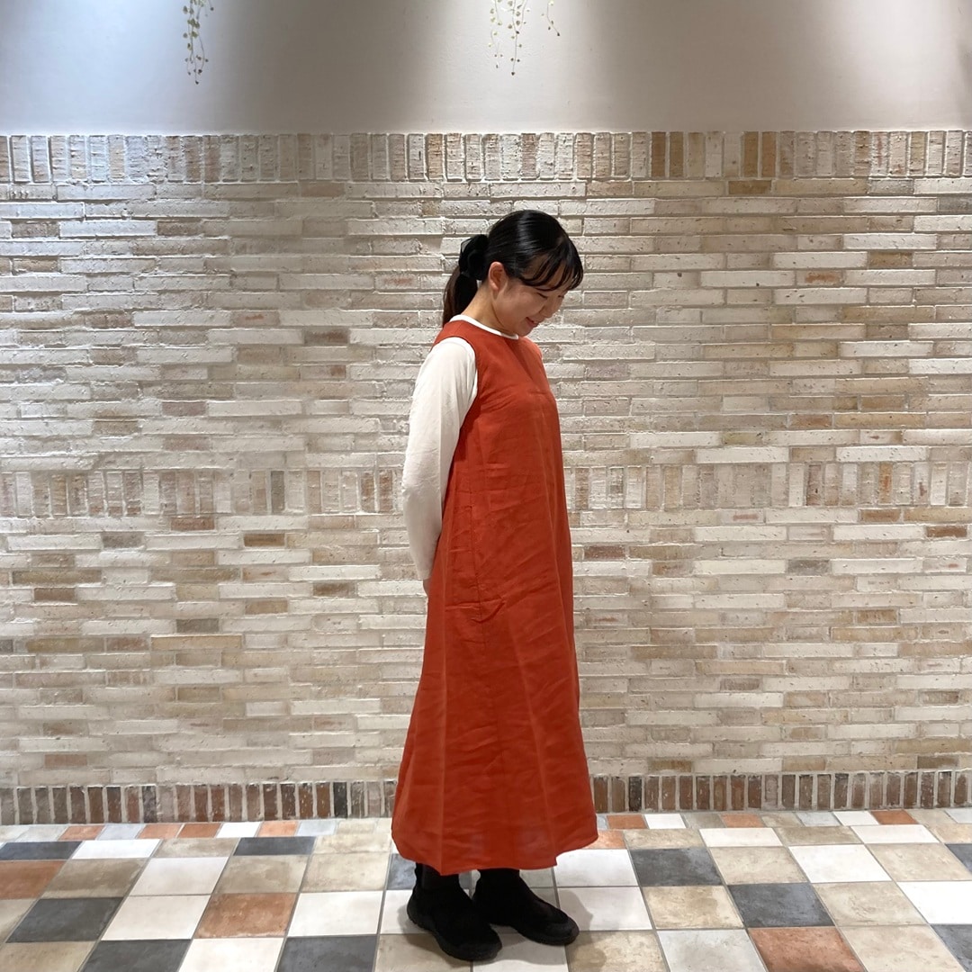 スリーブレスワンピースを着用している写真