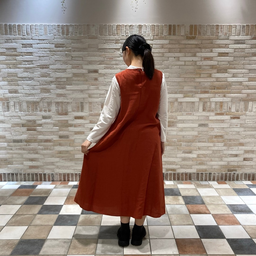 スリーブレスワンピースを着用している写真
