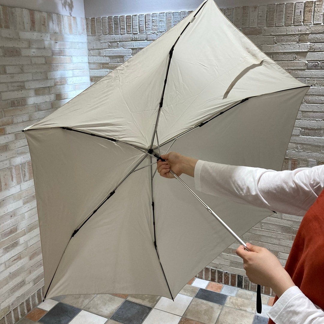 晴雨兼用　折りたたみ傘を紹介している写真