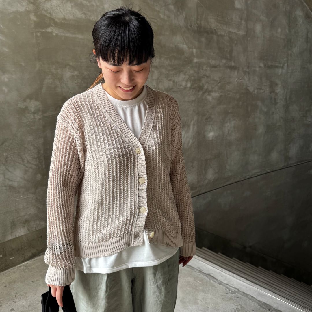 ベージュのカーディガンを着た女性の後ろ姿