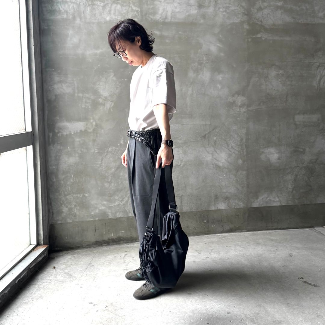 グレーの紳士服のTシャツを着た女性の画像