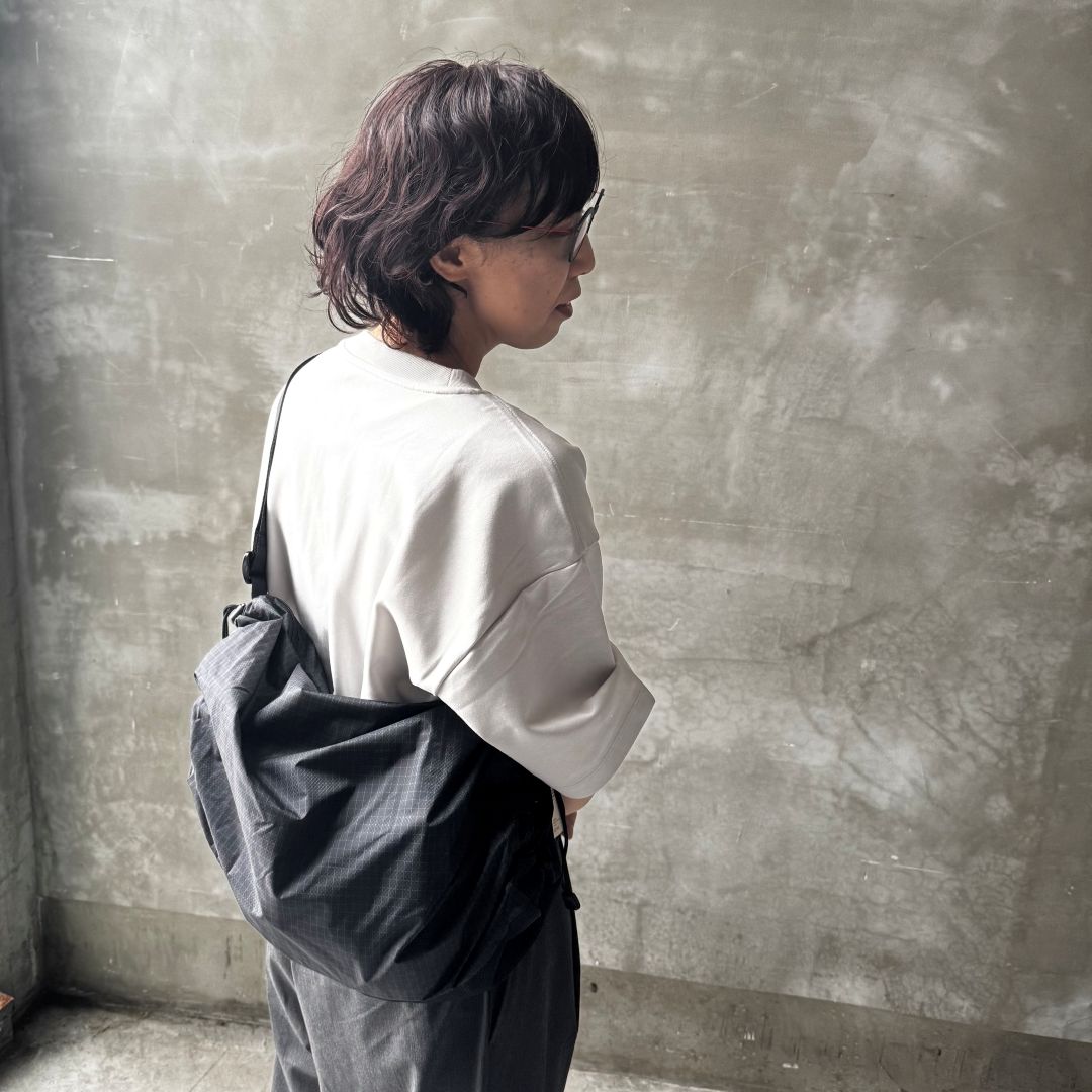 Ｔシャツを着た女性の画像