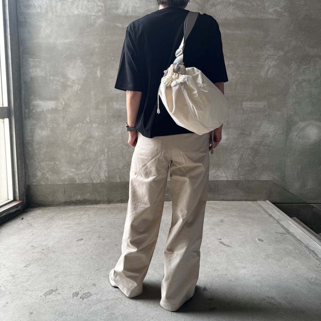 黒いTシャツを着た女性の後ろ姿