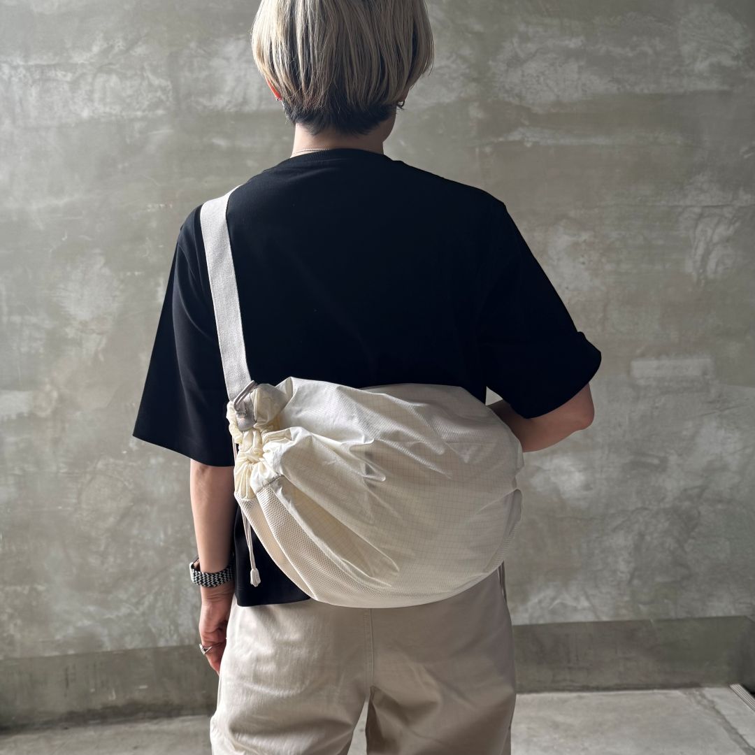黒いTシャツを着た女性の後ろ姿アップ画像