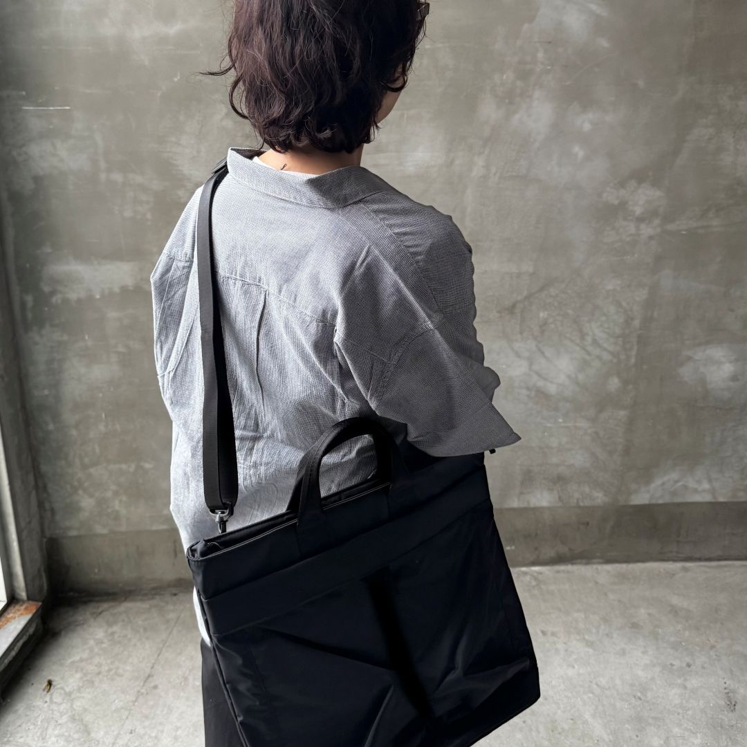 紳士のシャツを着た女性の後ろアップ画像