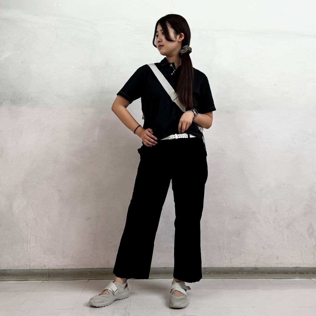 黒い服を着た女性の画像