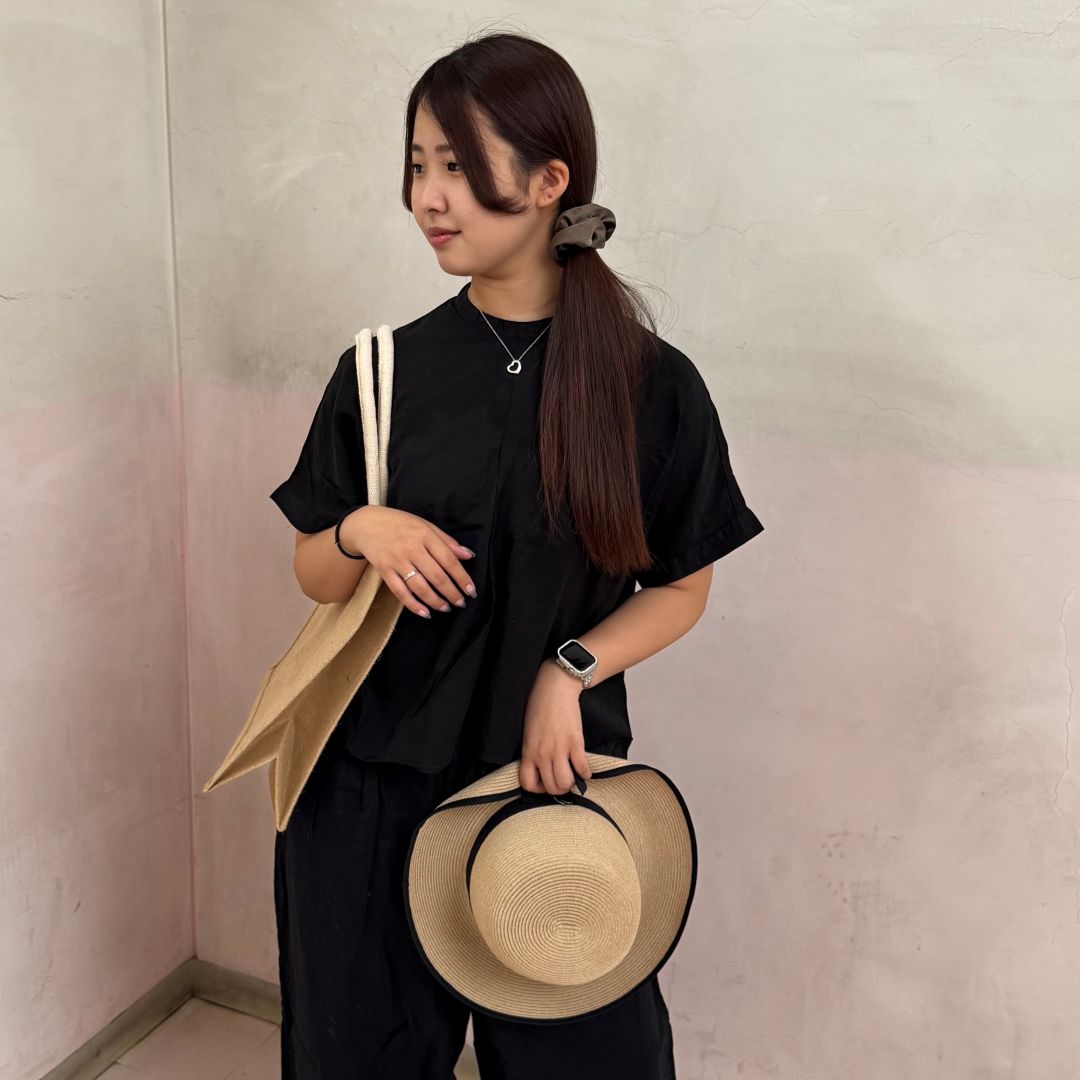 黒い服を着た女性の画像2
