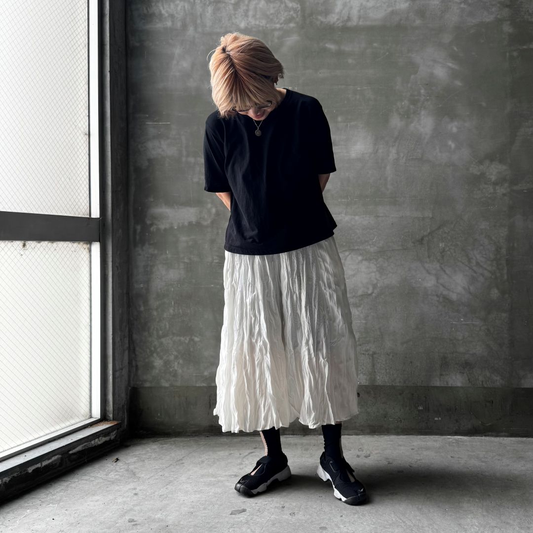 白いボトムスをはいた女性の画像