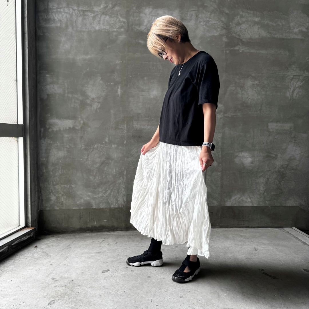 白いボトムスをはいた女性の画像２
