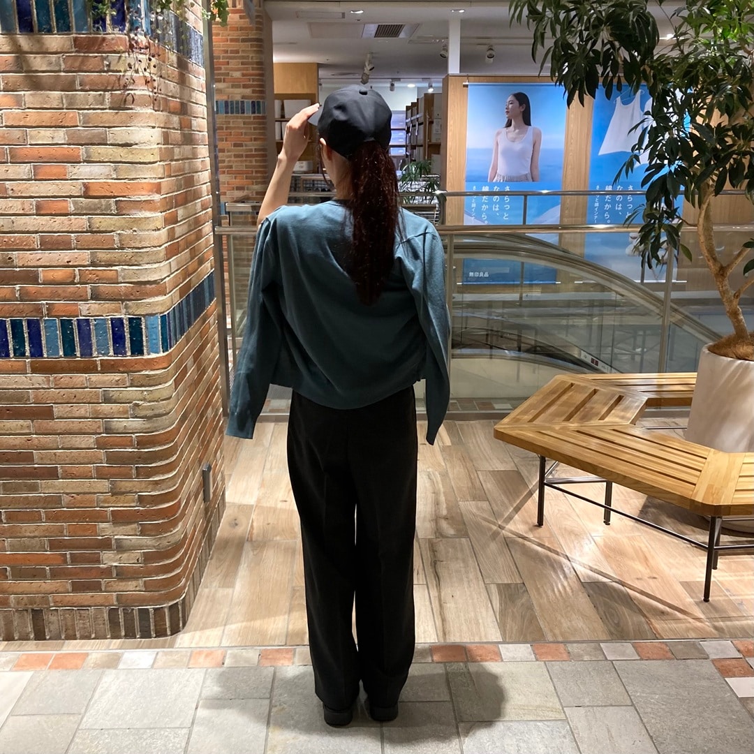 UVカット透湿撥水　防水テープ使いキャップを着用している写真