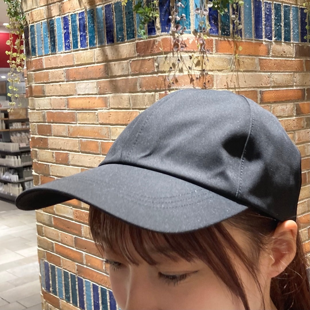 UVカット透湿撥水　防水テープ使いキャップを着用している写真