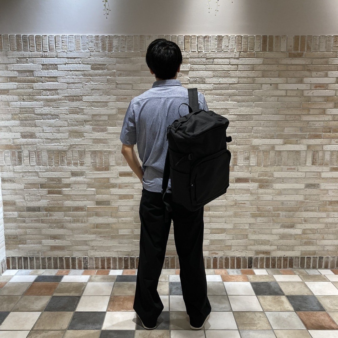 半袖ポロシャツを着用している写真