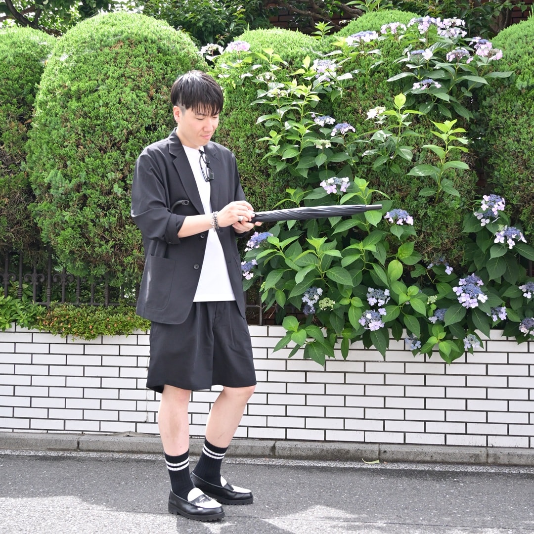 傘たたみ中
