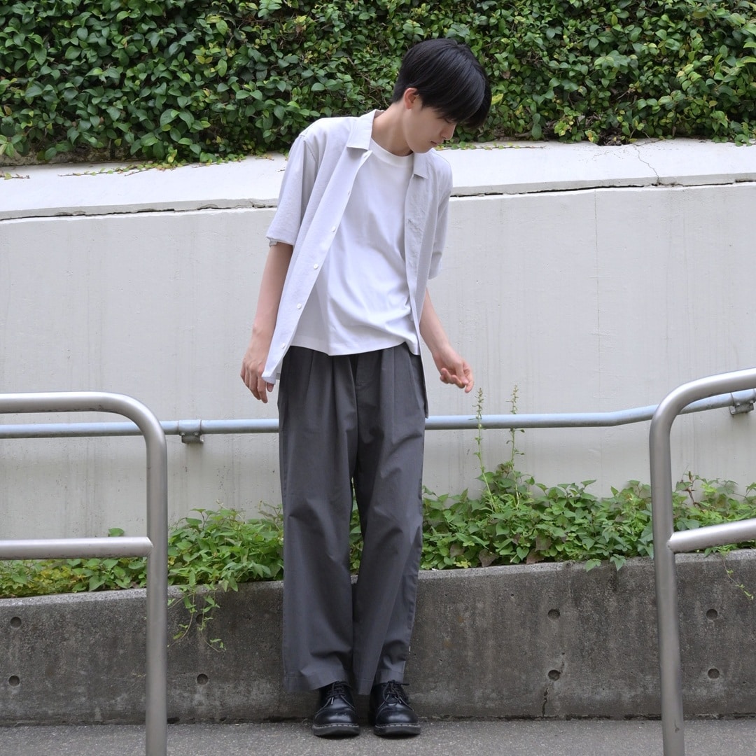 服を触って見ている