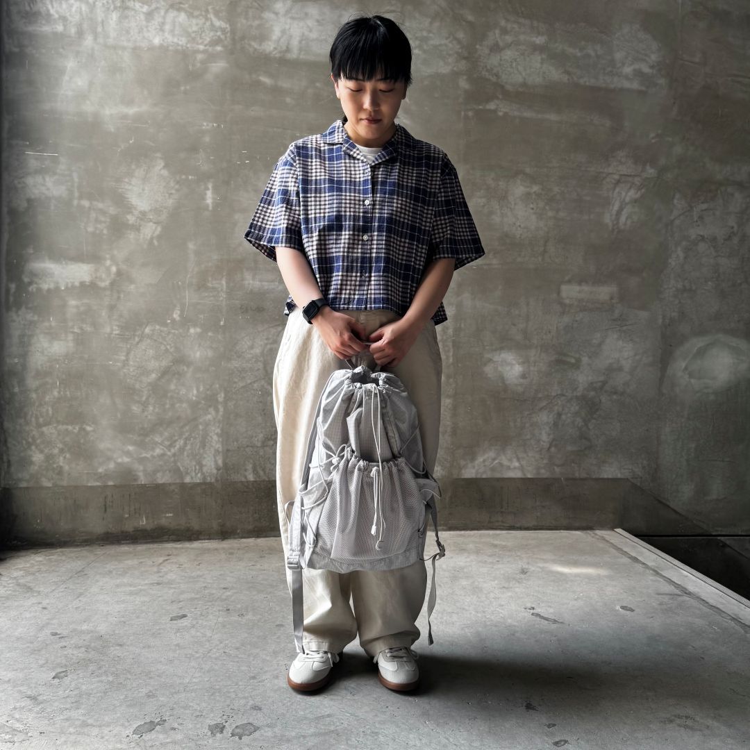 マドラスチェックのシャツを着た女性の画像2