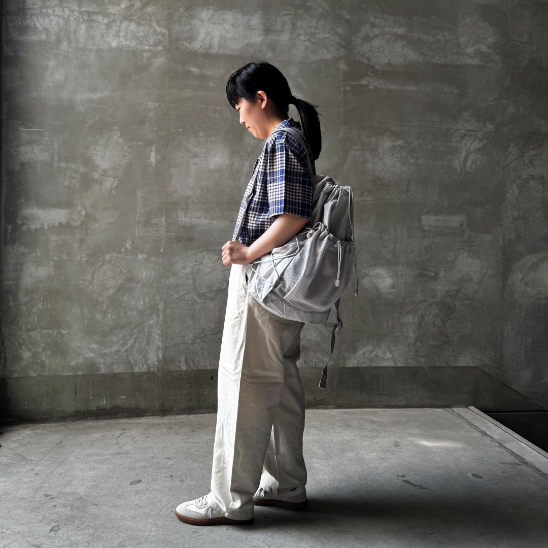 マドラスチェックのシャツを着た女性の画像3