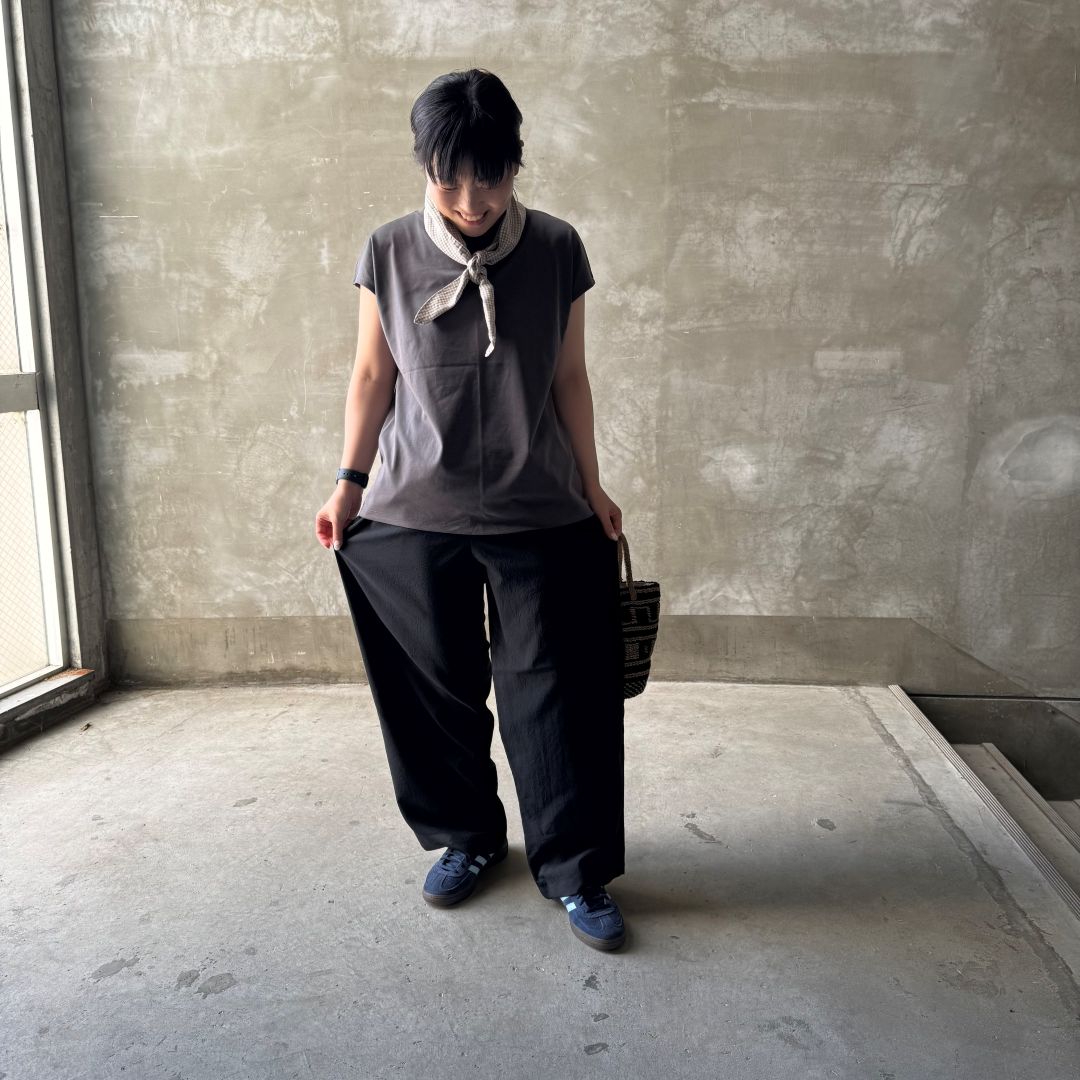 黒いパンツをはいた女性の画像２