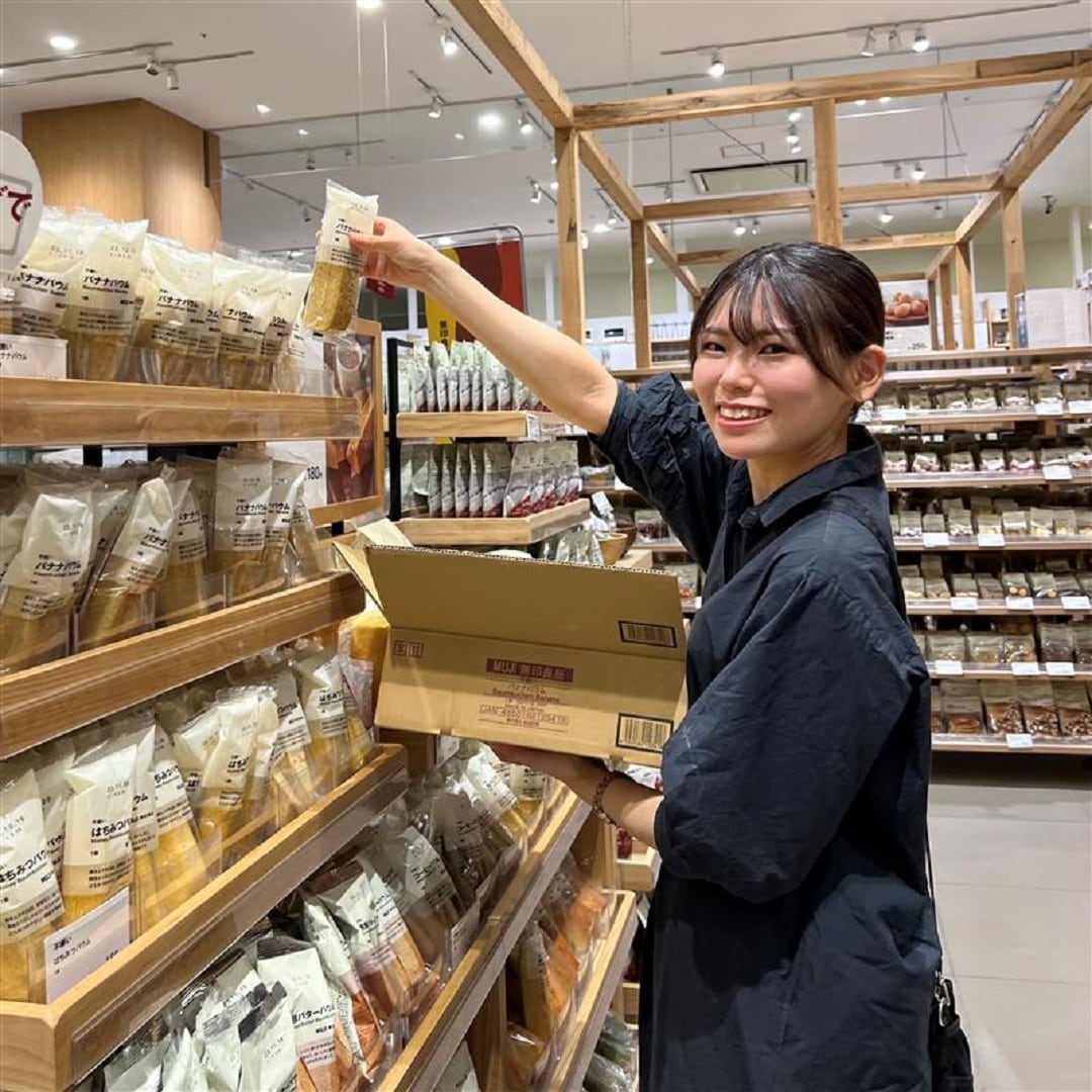 スタッフが仕事をしている