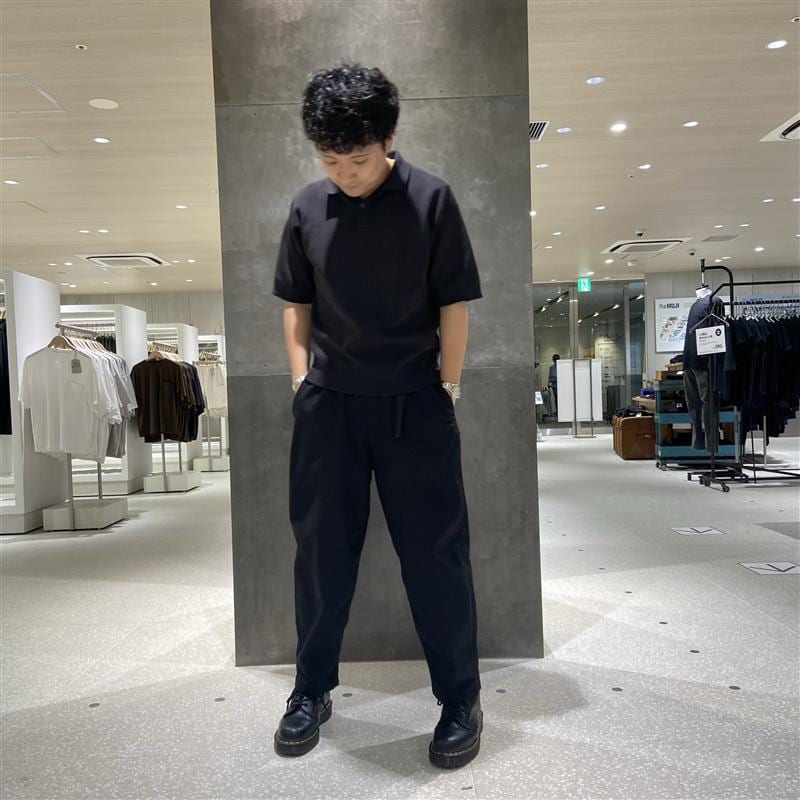 洗いなおした服を着た男性