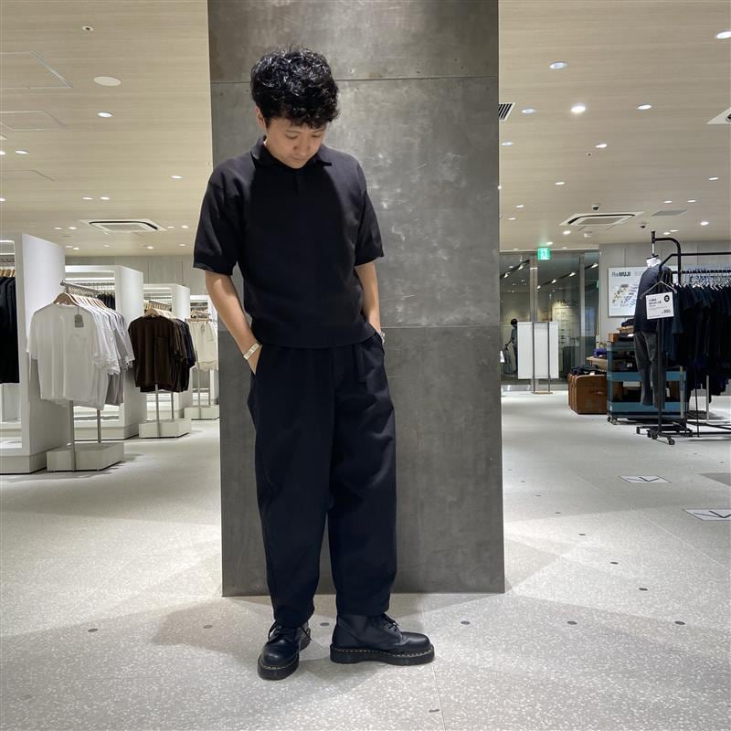 洗いなおした服を着た男性