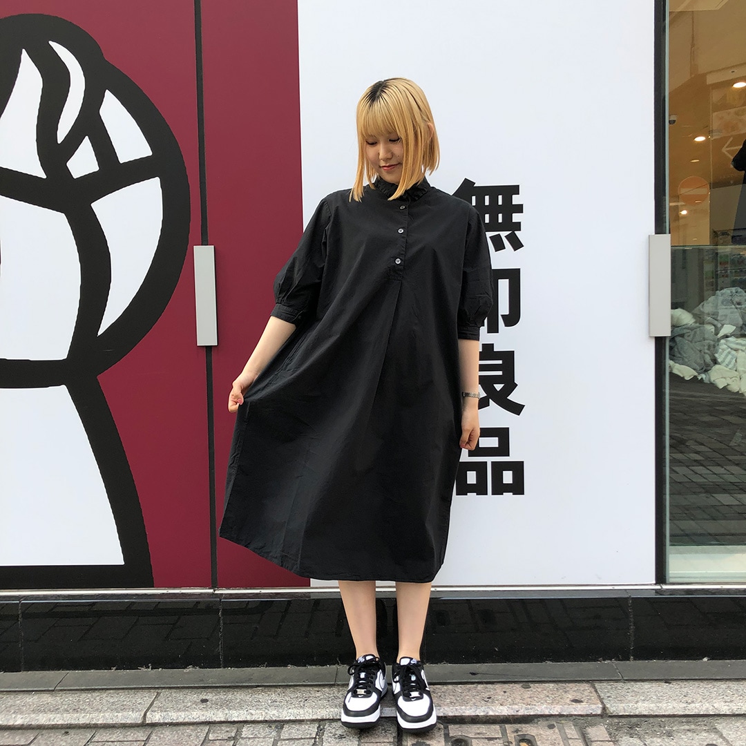 ReMUJIのワンピースを着た女性　全身