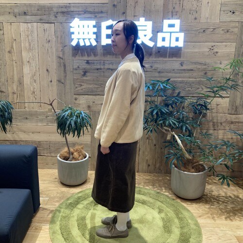 無印良品の素材に還るフリースカーディガンを着て立つ女性