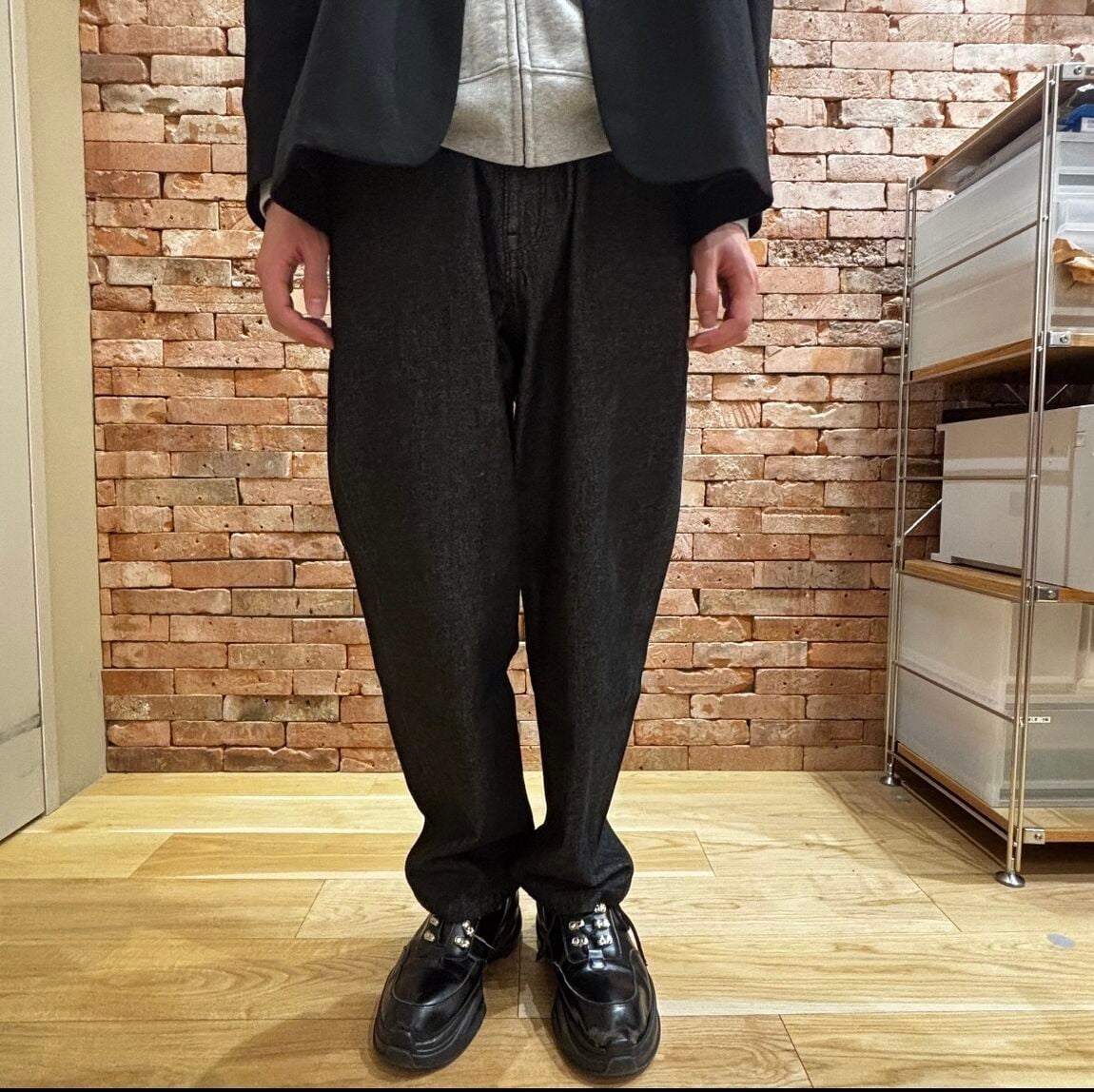 婦人 木の実から作ったカポック混 デニムバレルパンツを着用した足元の写真