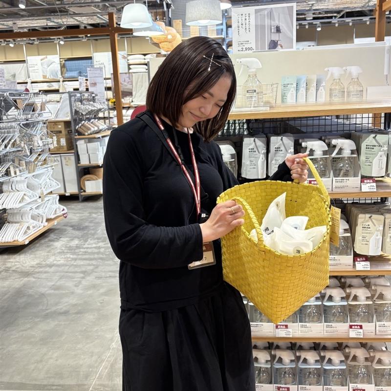 重い洗剤を持っている