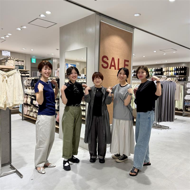 【ソラリアプラザ】スタッフの着こなし｜スタッフTシャツDAY開催のお知らせ_Kz1T25