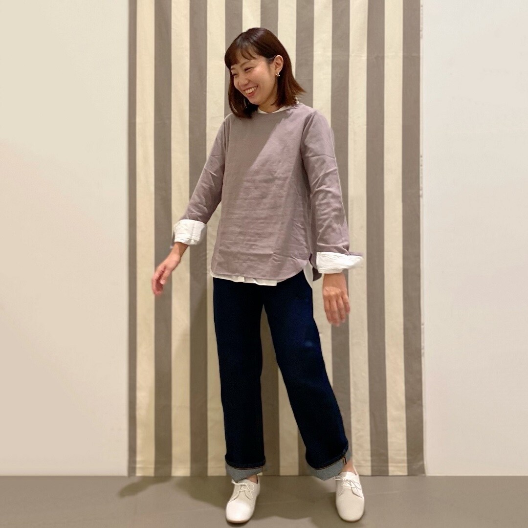 スタッフ着用ブラウス全身