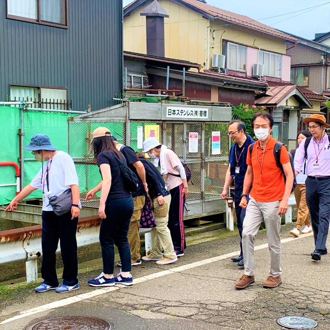 川を覗き込む様子