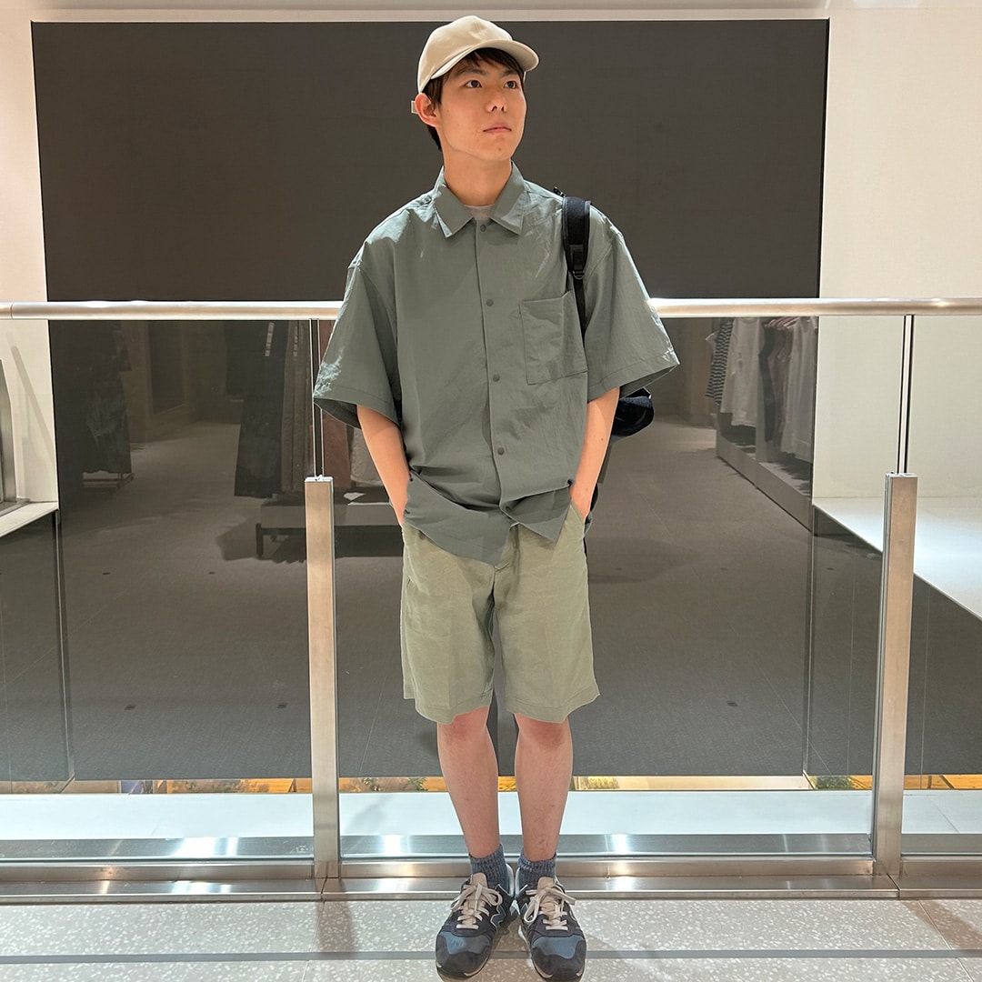 風を通すストレッチ半袖シャツを着た男性　正面