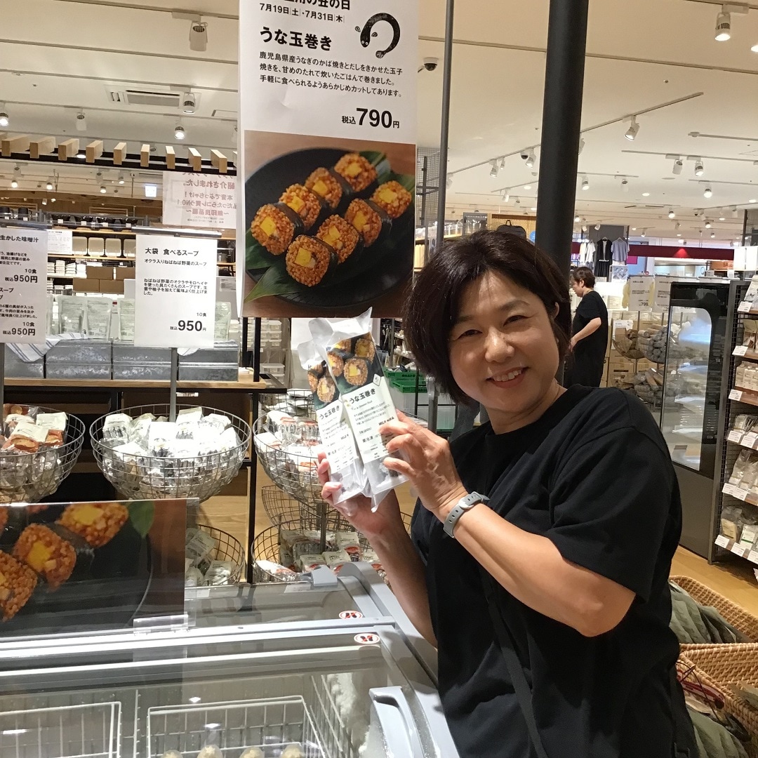 スタッフが商品を持っています