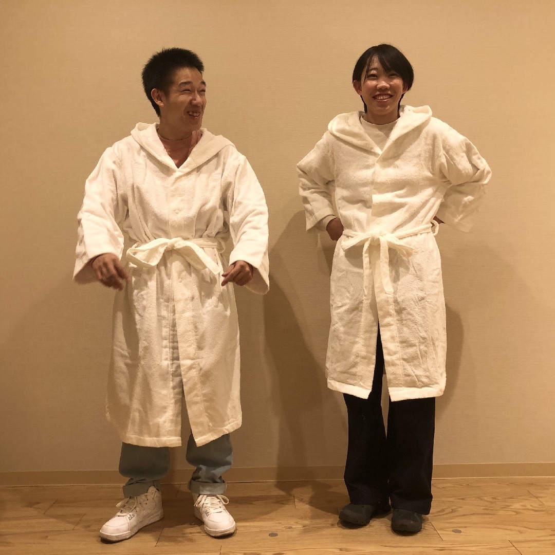 バスローブを着ているスタッフ②