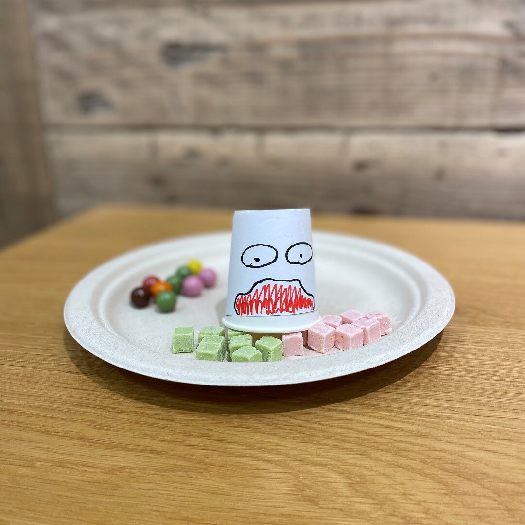 はじけるキャンディ食べる